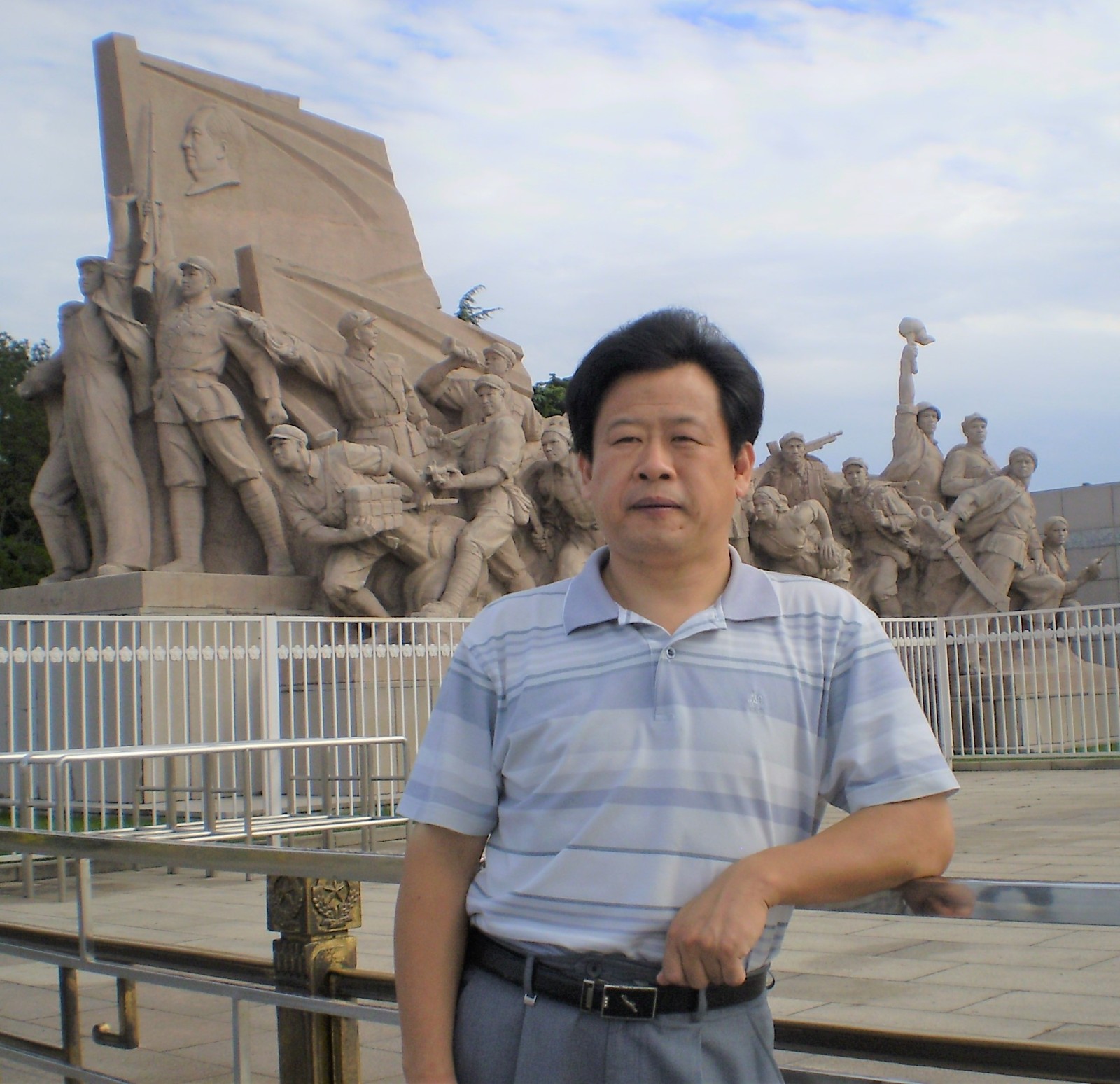 邱昭山（在天安門廣場南側的雕像前）